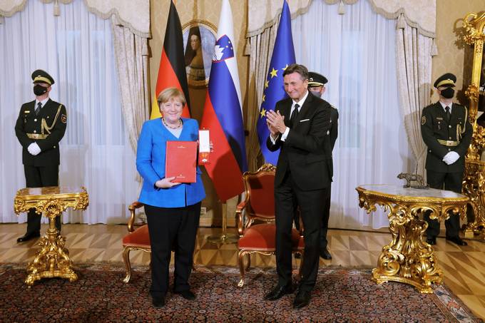 Predsednik Pahor je odlikoval nemško kanclerko Angelo Merkel z redom za izredne zasluge