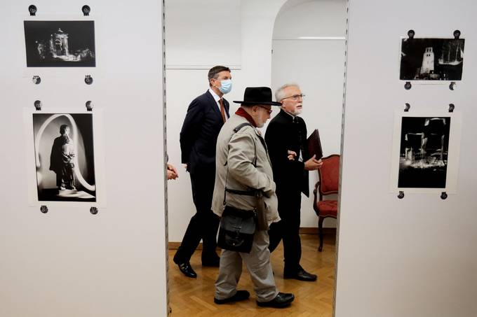 Predsednik republike odprl fotografsko razstav Evgena Bavčarja »Svetloba onkraj podaljšanih senc«