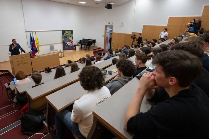 Predsednik republike je obiskal Gimnazijo Škofja Loka, kjer je imel pogovor z dijaki "Pogovorimo se o Evropi"