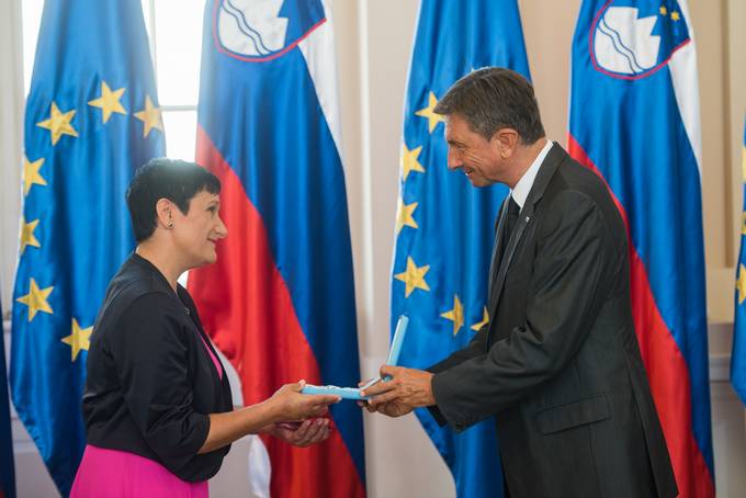 Predsednik Pahor vročil državno odlikovanje red za zasluge Zbornici zdravstvene in babiške nege Slovenije - Zvezi strokovnih društev medicinskih sester, babic in zdravstvenih tehnikov Slovenije. Odlikovanje je prevzela Monika Ažman.