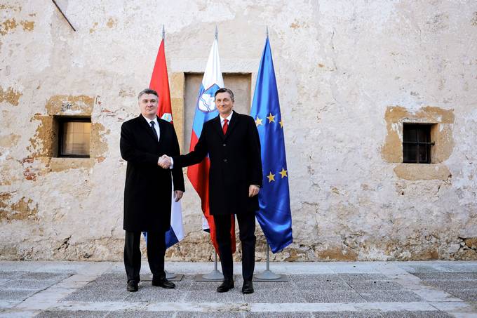 Prvo srečanje slovenskega predsednika Pahorja in novega hrvaškega predsednika Milanovića