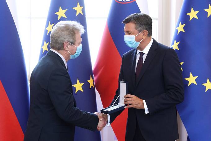 Predsednik Republike Slovenije Borut Pahor je Francu Miheliču vročil državno odlikovanje, medaljo za zasluge, za dolgoletno ustvarjalno in poustvarjalno delo na področju narodnozabavne glasbe ter inovacije pri igranju diatonične harmonike.
