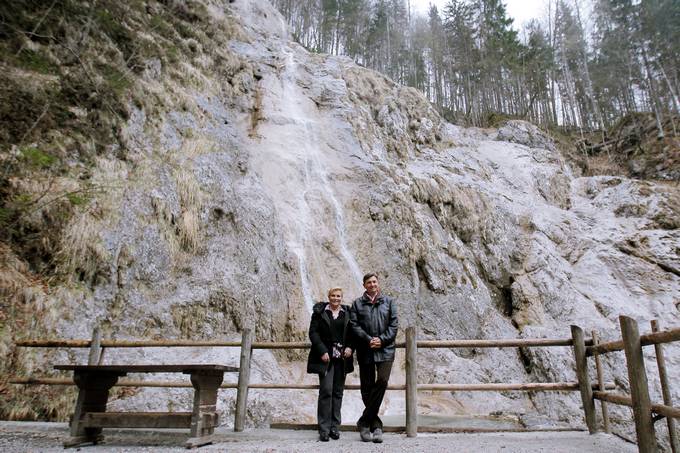 Trilateralno srečanje predsednikov Slovenije, Avstrije in Hrvaške v Logarski dolini. Predsednik republike Borut Pahor in hrvaška predsednica Kolinda Grabar Kitarović.