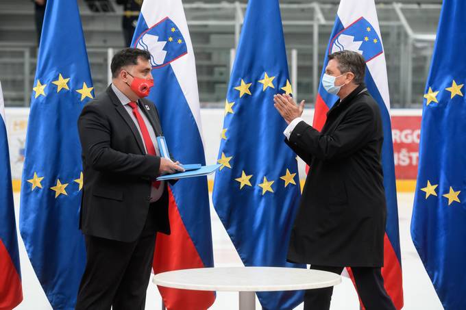 Predsednik Pahor je vročil državno odlikovanje Hokejskemu drsalnemu društvu SIJ Acroni Jesenice