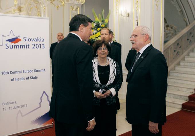 Predsednik republike Borut Pahor se v Bratislavi udeležuje 18. Vrha predsednikov srednjeevropskih držav, ki ga gosti predsednik Slovaške republike Ivan Gašparovič.