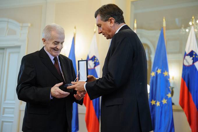 Predsednik Republike Slovenije Borut Pahor je danes na posebni slovesnosti v Predsedniški palači vročil medaljo za zasluge Rdečemu križu Slovenije ob 60. obletnici organiziranega krvodajalstva, za sistematično graditev krvodajalske mreže Slovenije in skrb za prihodnost krvodajalstva kot najbolj množične in plemenite oblike solidarnosti v Sloveniji.