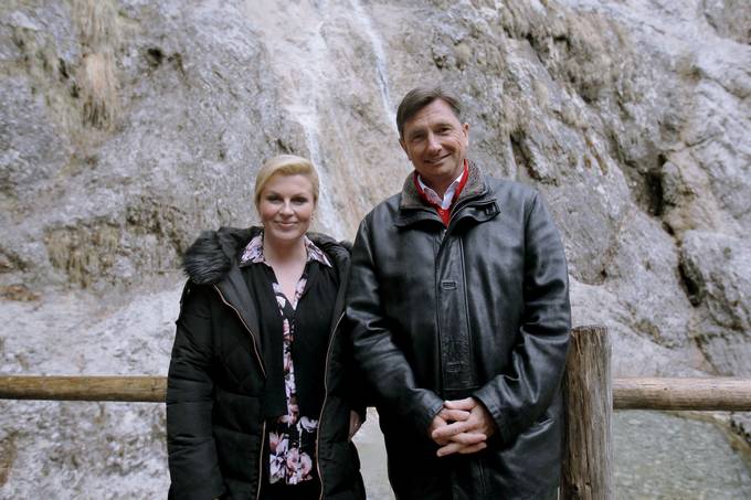 Trilateralno srečanje predsednikov Slovenije, Avstrije in Hrvaške v Logarski dolini. Predsednik republike Borut Pahor in hrvaška predsednica Kolinda Grabar Kitarović.