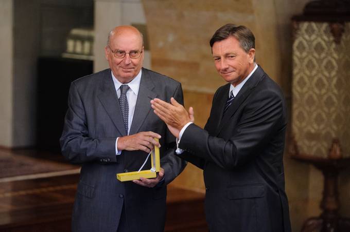 Predsednik republike Borut Pahor je danes na slovesnosti na Gradu Brdo vročil odlikovanje zlati red za zasluge Ivu Daneuu