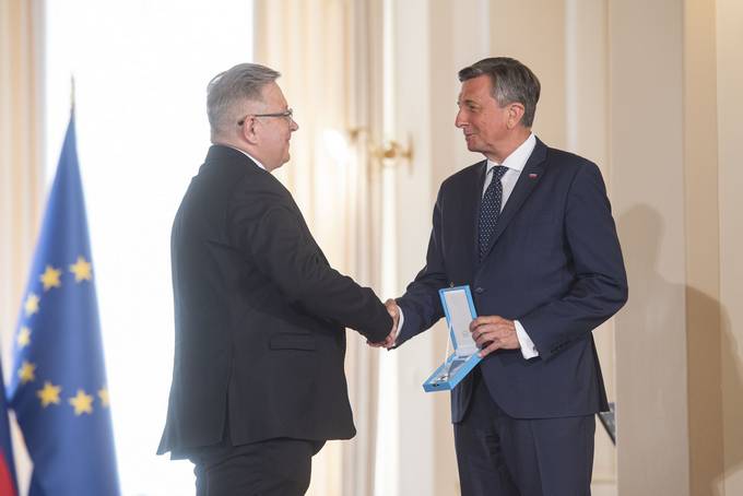 Predsednik Republike Slovenije Borut Pahor je danes na posebni slovesnosti v Predsedniški palači vročil državna odlikovanja