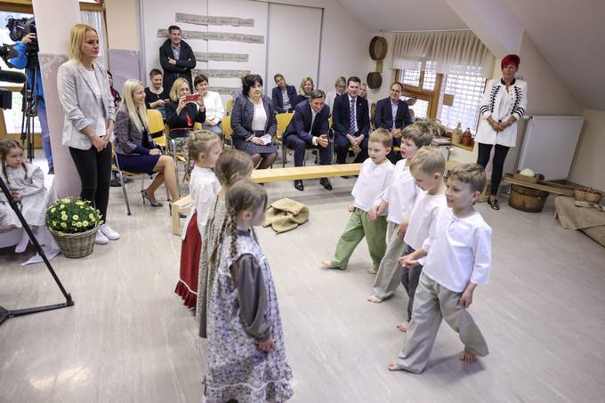 Predsednik Pahor v Kamniku z malčki iz vrtca Antona Medveda o odgovornem ravnanju s hrano