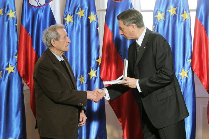Predsednik Republike Slovenije Borut Pahor je na slovesnosti v Predsedniški palači vročil državno odlikovanje srebrni red za zasluge Karlu Zelenku, akademskemu slikarju, grafiku, ilustratorju in keramiku za samosvoj umetniški pristop in družbeno angažirano ustvarjanje.