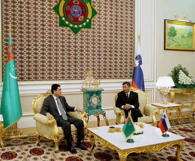 Pogovor na štiri oči med predsednikom republike Borutom Pahorjem in predsednikom Turkmenistana Gurbangulijem Berdimuhamedovim.