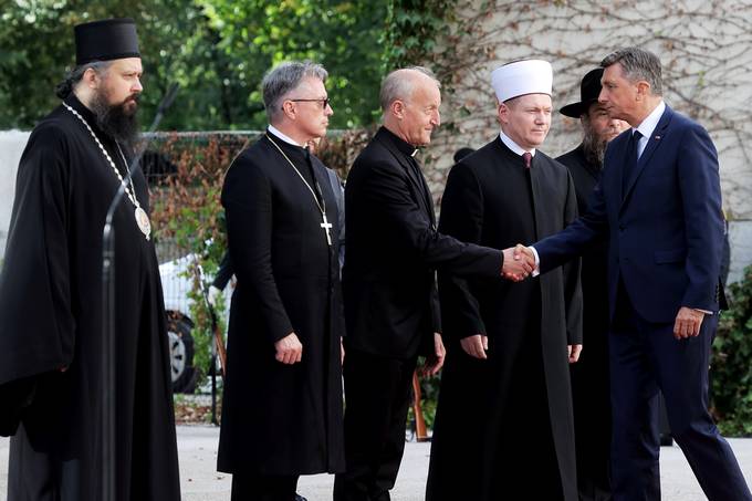 Predsednik Pahor ob evropskem dnevu spomina na žrtve vseh totalitarnih in avtoritarnih režimov k Spomeniku vsem žrtvam vojn in z vojnami povezanim žrtvam položil venec