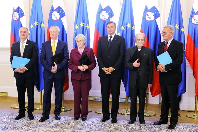 Predsednik Pahor vročil državna odlikovanja; reda za zasluge sta prejela Alenka Bartl in dr. Ludvik Karničar, medalje za zasluge so prejeli dr. Edvard Kobal, dr. Marija Makarovič in Andrés Valdés y Fuentes