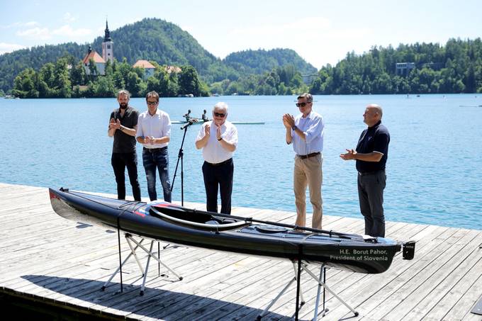 Predsednik Pahor na 66. mednarodni regati na Bledu veslačem predal kajak, ki ga je prejel kot protokolarno darilo