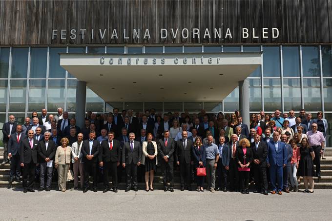 Predsednik Pahor ob 30-letnici vročil Zahvalo Skupnosti občin Slovenije in izrazil hvaležnost za njihovo neprecenljivo delo v lokalni skupnosti