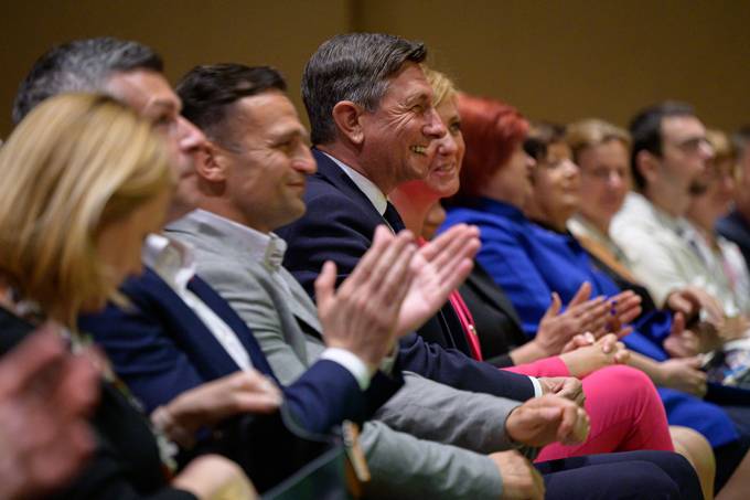 Predsednik Pahor v Novi Gorici na prireditvi ob mednarodnih dnevih babic in medicinskih sester: »Zdravstvenega sistema ni brez vaše strokovnosti in vaše človečnosti«