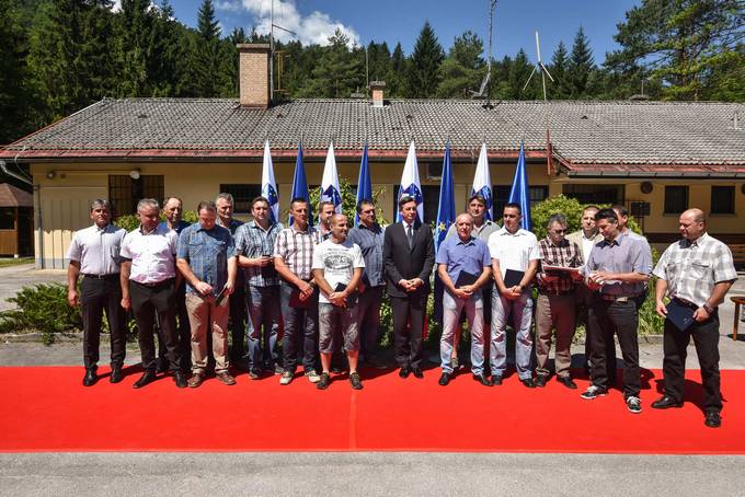 Predsednik republike na posebni slovesnosti v Podstrmcu pri Borovnici vročil državno odlikovanje častni znak svobode Republike Slovenije za izjemne zasluge pri obrambi svobode in uveljavljanju suverenosti Republike Slovenije
