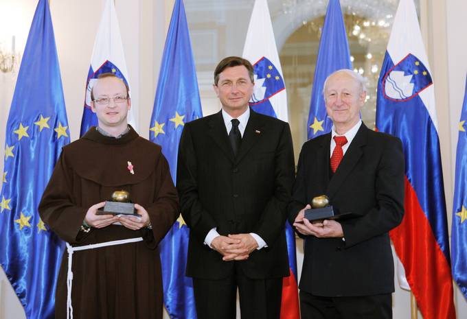 Predsednik republike Borut Pahor je priredil sprejem za patra Bogdana Knavsa, nekdanjega gvardijana samostana na Sveti Gori in Vladimirja Krpana, predsednika Območnega združenja zveze borcev NOB Nova Gorica, ki sta dala pobudo za darovanje skupne maše na Sveti Gori za vse padle partizane, talce, internirance in druge žrtve vojne
