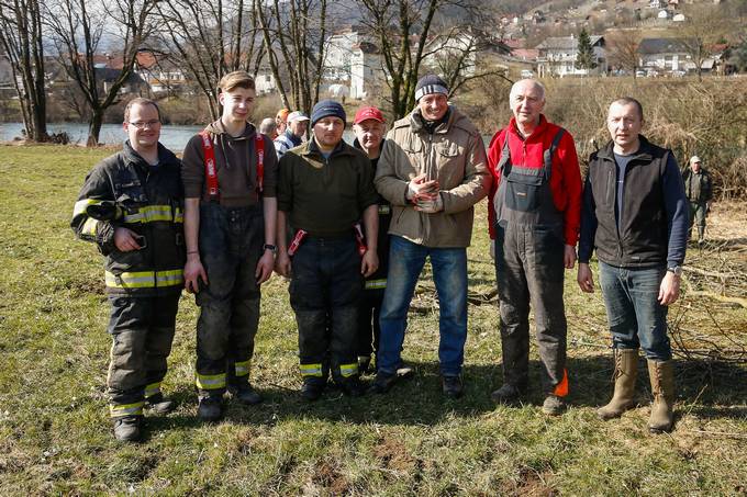 Predsednik republike se je udeležil delovne akcije čiščenja brežin reke Krke