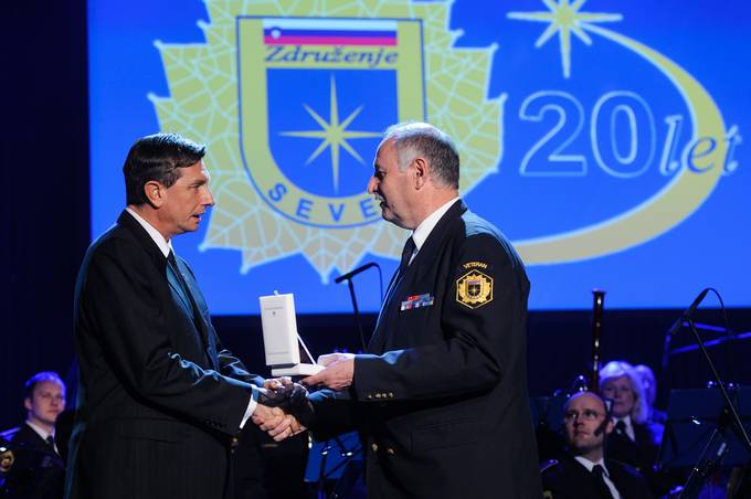 Predsednik republike Borut Pahor vročil odlikovanje Združenju policijskih veteranskih društev SEVER ob 20. obletnici ustanovitve in uspešnega delovanja