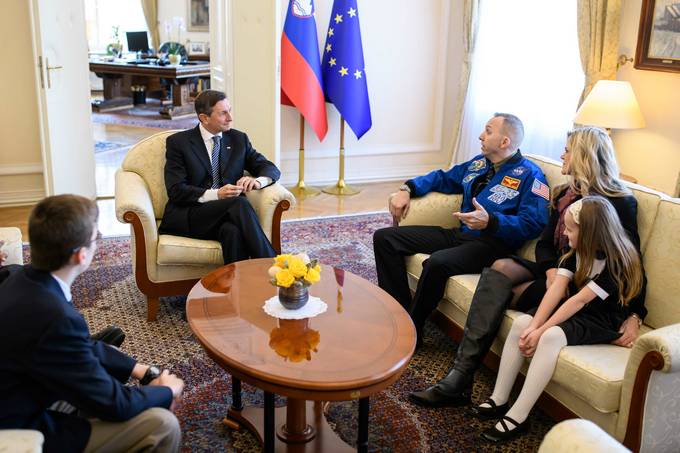 Ameriški astronavt slovenskih korenin Bresnik predsedniku Pahorju podaril plaketo s slovensko zastavo iz vesolja