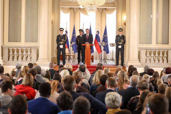 V počastitev državnega praznika dneva upora proti okupatorju dan odprtih vrat v Predsedniški palači