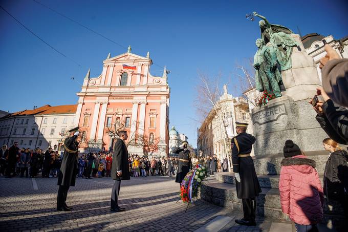 Predsednik Pahor je ob slovenskem kulturnem prazniku položil venec pred Prešernovim spomenikom v Ljubljani