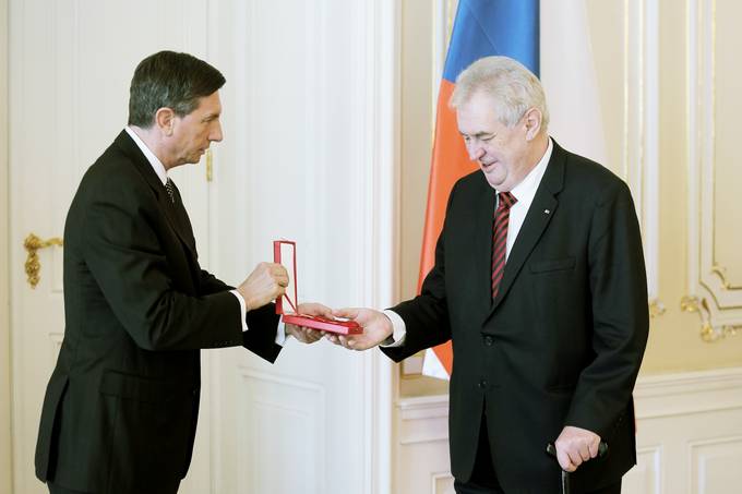 Predsednik Republike Slovenije Borut Pahor je vročil odlikovanje red za izredne zasluge predsedniku Češke republike Milošu Zemanu