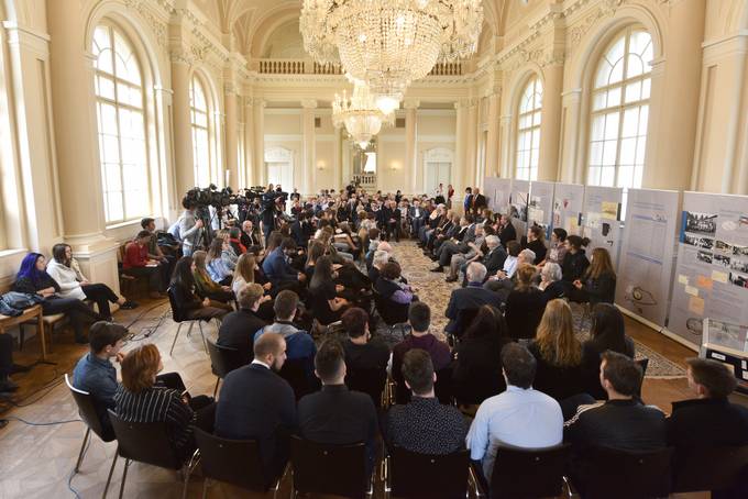 Predsednik Pahor priredil pogovor med taboriščnicami in taboriščniki koncentracijskih taborišč druge svetovne vojne in dijaki