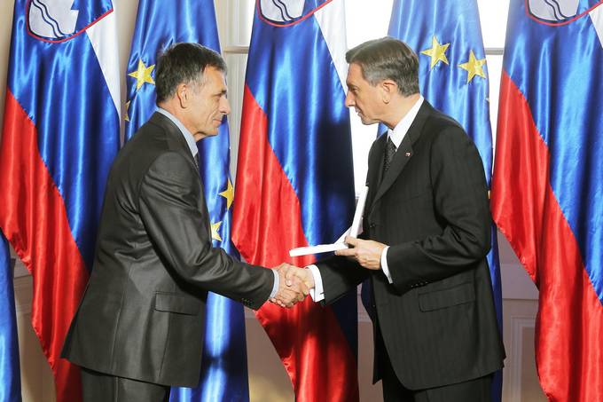Predsednik Republike Slovenije Borut Pahor je na slovesnosti v Predsedniški palači vročil državno odlikovanje srebrni red za zasluge Vladimirju Makucu za izjemen opus in neumorno iskrenost izvirnega ustvarjalnega izraza. Odlikovanje je v imenu odlikovanca prevzel sin Vlado Makuc.