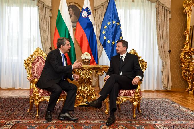 Predsednik Republike Slovenije Borut Pahor in predsednik Republike Bolgarije Rosen Plevneliev v pogovoru na štiri oči