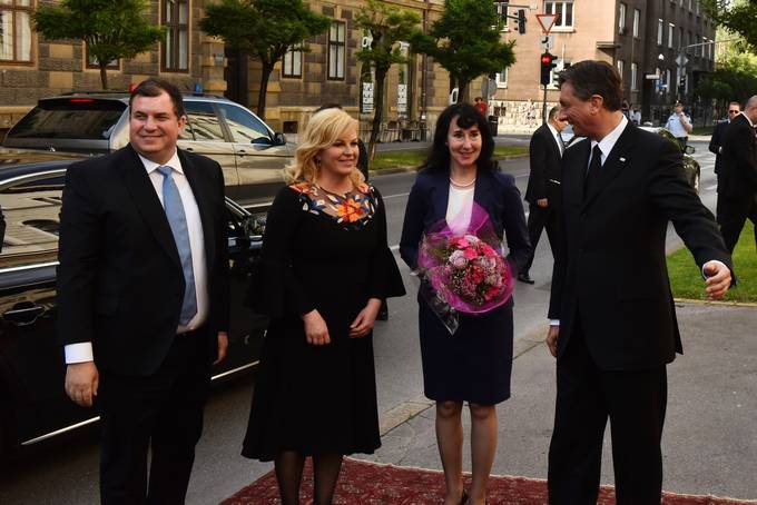 Predsednik Republike Slovenije Borut Pahor in gospa Tanja Pečar sta v Predsedniški palači sprejela predsednike tujih držav, ki se bodo na povabilo slovenskega predsednika udeležili osrednje slovesnosti ob dnevu državnosti in 25. obletnici osamosvojitve Slovenije. Prihod predsednice Republike Hrvaške Kolinde Grabar-Kitarović.
