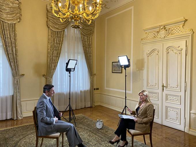 Pogovor predsednika Pahorja za oddajo Politično s Tanjo Gobec