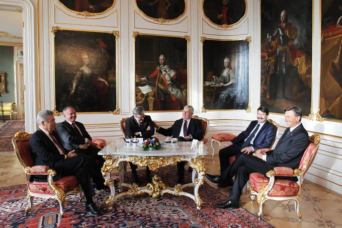 Predsednik republike Borut Pahor se danes in jutri na povabilo predsednika Češke republike Miloša Zemana udeležuje vrha predsednikov šestih srednjeevropskih držav - višegrajske četverice (Češka, Slovaška, Madžarska in Poljska) ter Slovenije in Avstrije v Pragi.