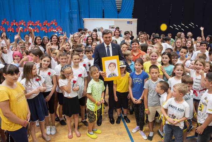 Predsednik republike pred dnevom državnosti na prireditvi OŠ Idrija »To je čudovit začetek tega predprazničnega dne«