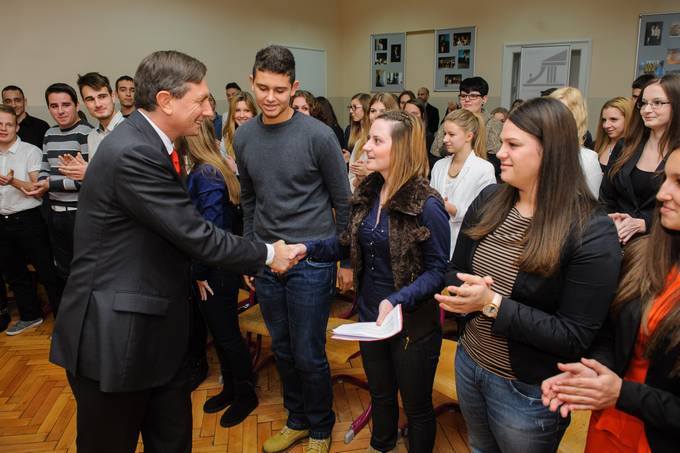 Predsednik republike Borut Pahor je obiskal III. gimnazijo Maribor, kjer se je uvodoma srečal z dijaki in sodeloval v pogovoru o aktualnih problemih, s katerimi se danes soočajo mladi