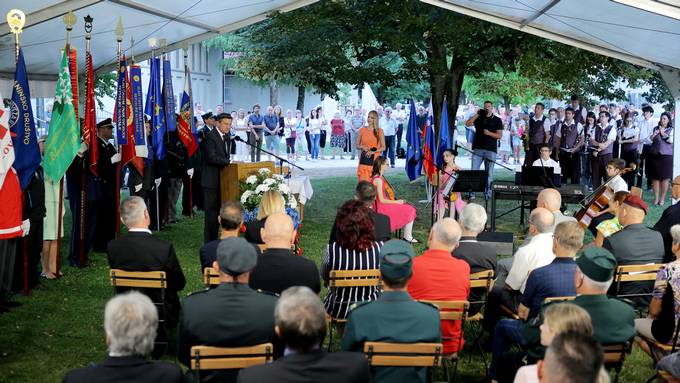 Predsednik Republike Slovenije Borut Pahor se je na povabilo župana Daniela Cukjatija na Vrhniki udeležil občinske slovesnosti ob dnevu državnosti