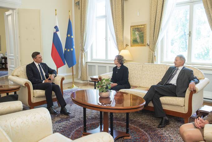 Predsednik Pahor na prevečer slovesnosti ob 80-letnici izgona in ločitve staršev in otrok sprejel ukradena otroka Ingrid von Oelhafen in Ivana Acmana
