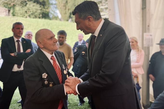 Predsednik Republike Slovenije Borut Pahor se je danes popoldan v Topolšici tradicionalno udeležil osrednje slovesnosti ob dnevu zmage, na kateri je bil slavnostni govornik