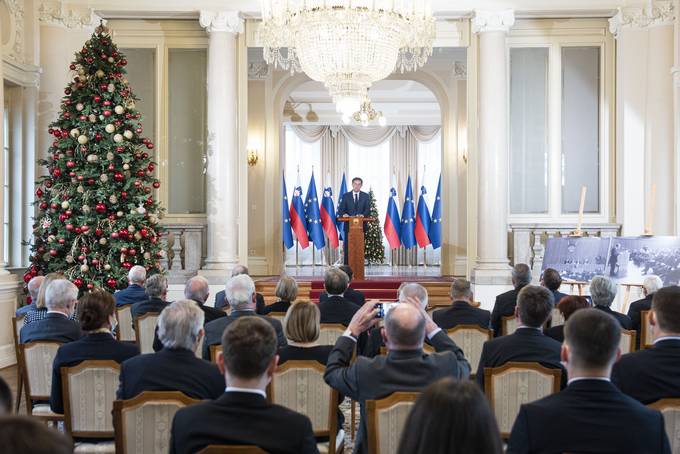 Predsednik Republike Slovenije Borut Pahor je na predvečer 30. obletnice sprejetja Ustave Republike Slovenije v Predsedniški palači priredil posebno slovesnost