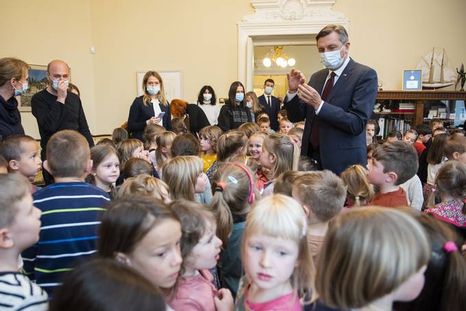 Predsednik Pahor ob mednarodnem dnevu knjig za otroke v Predsedniški palači otrokom priredil živahen sprejem, posvečen Eli Peroci in njeni Muci Copatarici