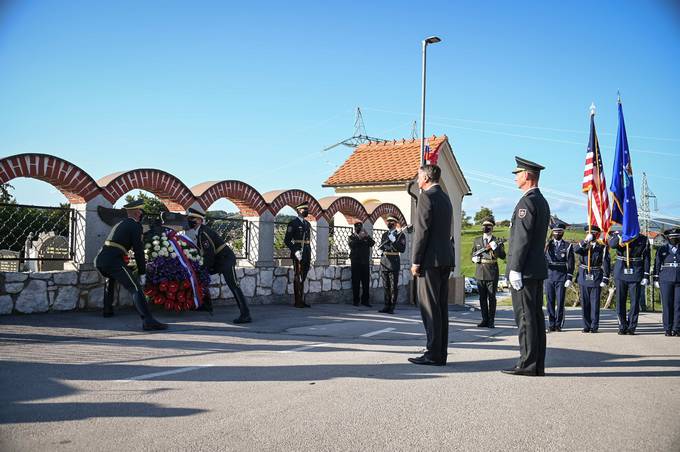 Predsednik Pahor je ob obletnici strmoglavljenja ameriškega bombnika B-17 položil venec k spominski plošči v spomin osmim članom posadke, ki so ob tem izgubili življenje