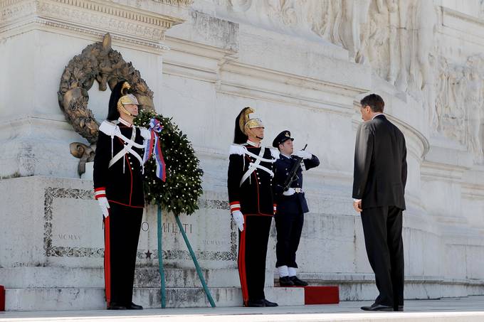 Predsednik Pahor je položil venec na spomenik neznanemu vojaku na trgu Piazza Venezia ob državniškem obisku v Italijanski republiki