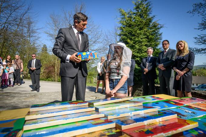 Predsednik Pahor z osnovnošolci ob zaključku natečaja »Polepšajmo čebelam domovanje in spoznajmo čebelarje«