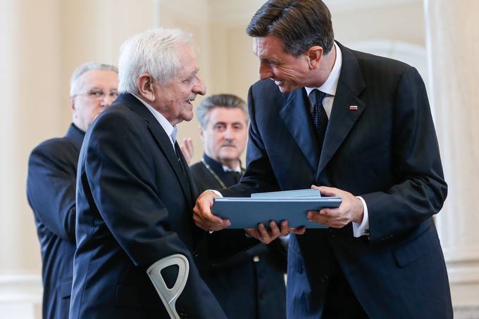 Predsednik Republike Slovenije Borut Pahor na posebni slovesnosti v Predsedniški palači vročil red za zasluge Viktorju Blažiču za novinarski in publicistični prispevek pri vzpostavljanju svobodnih in demokratičnih temeljev slovenske družbe in njenega medijskega prostora