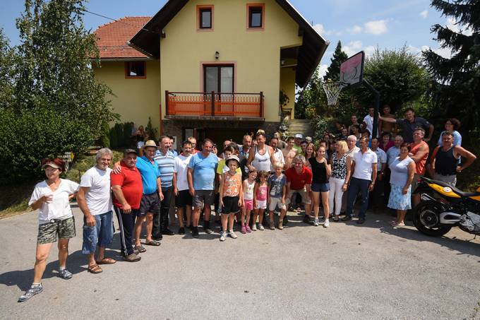 Na povabilo Delavskega društva hribovskih kmetij in podeželja predsednik republike Borut Pahor danes nadaljuje projekt "SKUPAJ - Spodbujajmo drug drugega", tokrat na hribovski kmetiji Cep v Halozah.