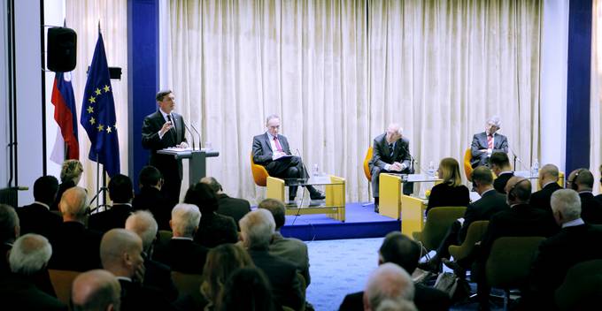 Predsednik republike Borut Pahor je danes v Mednarodnem centru za promocijo podjetij ICPE na povabilo Kluba slovenskih veleposlanikov, Slovenskega društva za mednarodne odnose in Mednarodnega centra za promocijo podjetij ICPE spregovoril na temo "Usmeritve slovenske zunanje politike"