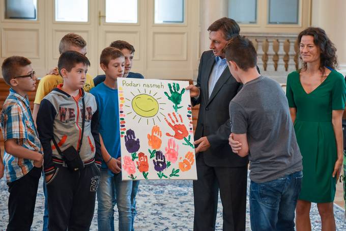 Predsednik republike je danes sprejel otroke iz ruralnega področja Srebrenice in Bratunca iz Bosne in Hercegovine. Otroci se udeležujejo humanitarno-razvojnega projekta "Podari nasmeh", ki ga vodi Zavod Krog.