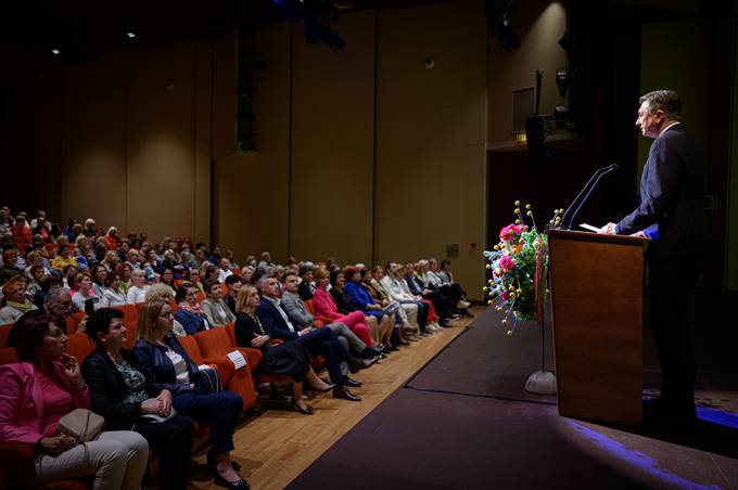 Predsednik Pahor v Novi Gorici na prireditvi ob mednarodnih dnevih babic in medicinskih sester: »Zdravstvenega sistema ni brez vaše strokovnosti in vaše človečnosti«